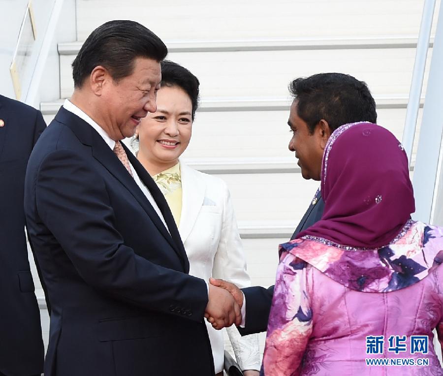 9月14日，國家主席習(xí)近平抵達(dá)馬累，開始對馬爾代夫進(jìn)行國事訪問。習(xí)近平和夫人彭麗媛在機(jī)場受到馬爾代夫總統(tǒng)亞明夫婦的熱情迎接。 新華社記者 馬占成 攝