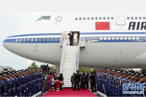 9月14日，國家主席習(xí)近平抵達(dá)馬累，開始對馬爾代夫進(jìn)行國事訪問。習(xí)近平和夫人彭麗媛在機(jī)場受到馬爾代夫總統(tǒng)亞明夫婦的熱情迎接。 新華社記者 張鐸 攝