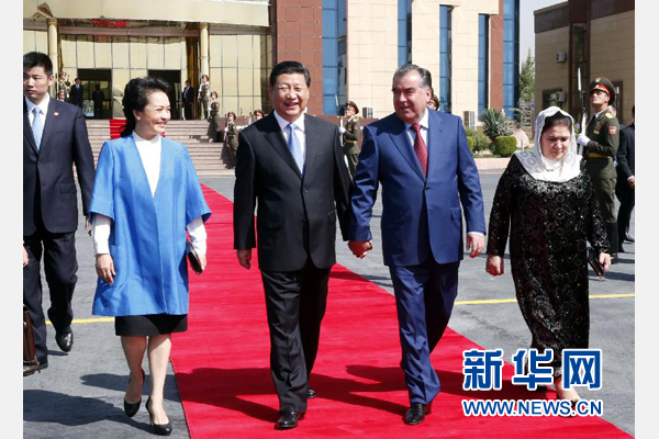 9月14日，國家主席習(xí)近平結(jié)束對塔吉克斯坦的國事訪問，乘坐專機離開杜尚別。拉赫蒙總統(tǒng)夫婦專程到機場為習(xí)近平和夫人彭麗媛送行。新華社記者 鞠鵬 攝 