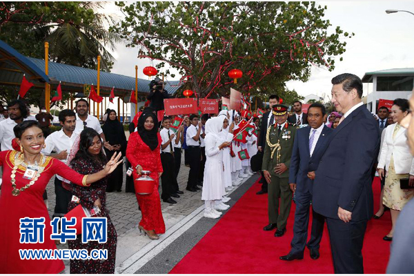  9月14日，國(guó)家主席習(xí)近平抵達(dá)馬累，開始對(duì)馬爾代夫進(jìn)行國(guó)事訪問。習(xí)近平和夫人彭麗媛在機(jī)場(chǎng)受到馬爾代夫總統(tǒng)亞明夫婦的熱情迎接。新華社記者 鞠鵬 攝 