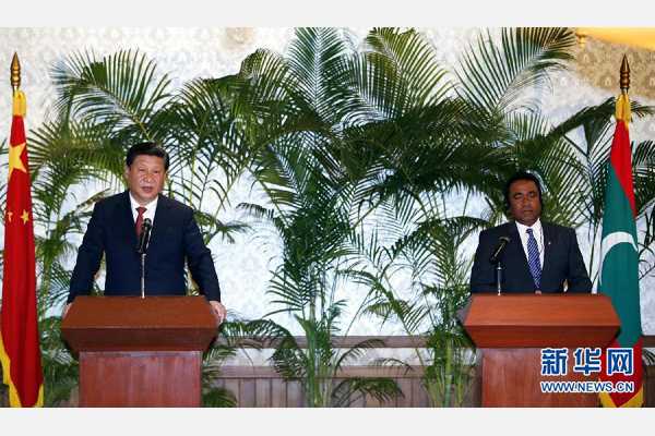 9月15日，國家主席習(xí)近平在馬累與馬爾代夫總統(tǒng)亞明共同會見記者。 新華社記者 鞠鵬 攝