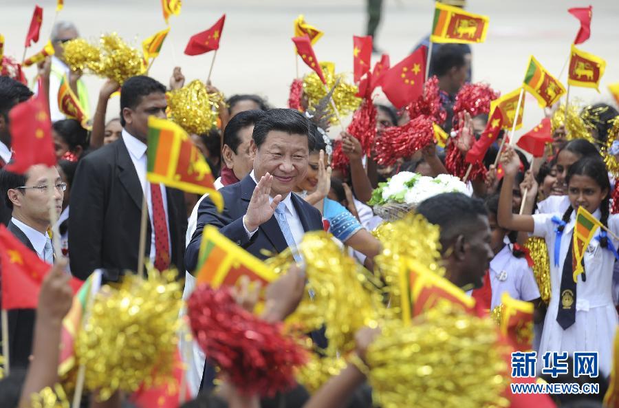  9月16日，國(guó)家主席習(xí)近平抵達(dá)科倫坡，開始對(duì)斯里蘭卡進(jìn)行國(guó)事訪問。在班達(dá)拉奈克國(guó)際機(jī)場(chǎng)，習(xí)近平和夫人彭麗媛受到拉賈帕克薩總統(tǒng)夫婦熱情迎接。新華社記者謝環(huán)馳攝 