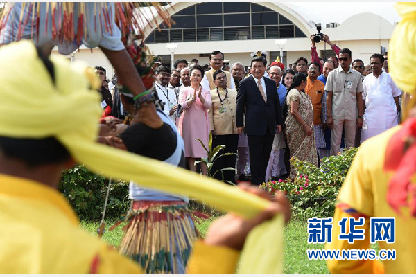 9月17日，國家主席習(xí)近平抵達(dá)古吉拉特邦艾哈邁達(dá)巴德市，開始對印度進(jìn)行國事訪問。這是印度青年跳起古吉拉特邦傳統(tǒng)舞蹈，歡迎習(xí)近平和夫人彭麗媛。新華社記者 馬占成 攝