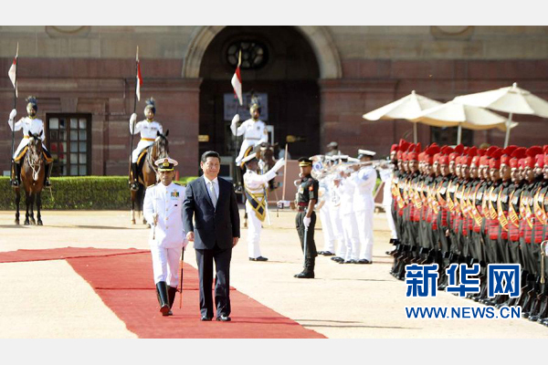 9月18日，國家主席習近平出席印度總統(tǒng)慕克吉在總統(tǒng)府舉行的隆重歡迎儀式。 新華社記者 張鐸 攝