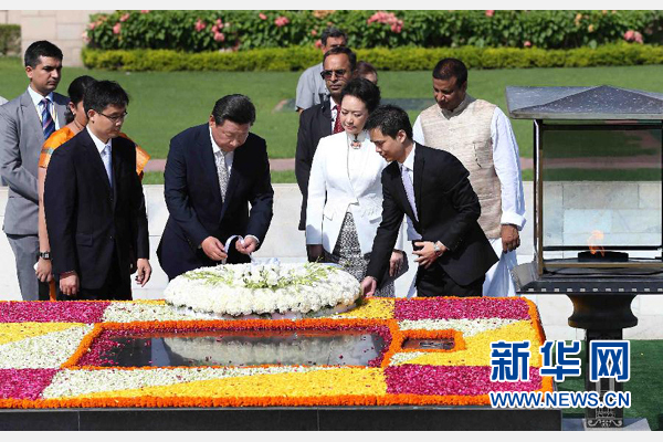 9月18日，國家主席習近平和夫人彭麗媛在新德里向甘地墓敬獻花圈。 新華社記者 龐興雷 攝