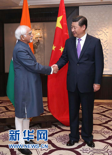 9月18日，國(guó)家主席習(xí)近平在新德里會(huì)見印度副總統(tǒng)兼聯(lián)邦院議長(zhǎng)安薩里。 新華社記者 龐興雷 攝