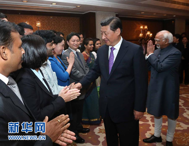 9月18日，國(guó)家主席習(xí)近平在印度世界事務(wù)委員會(huì)發(fā)表題為《攜手追尋民族復(fù)興之夢(mèng)》的重要演講。演講結(jié)束后，習(xí)近平接見(jiàn)中印兩國(guó)青年代表。新華社記者 龐興雷 攝
