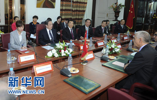 11月3日，中國全國政協(xié)主席俞正聲在拉巴特會(huì)見摩洛哥眾議長阿拉米。 新華社記者 張鐸 攝