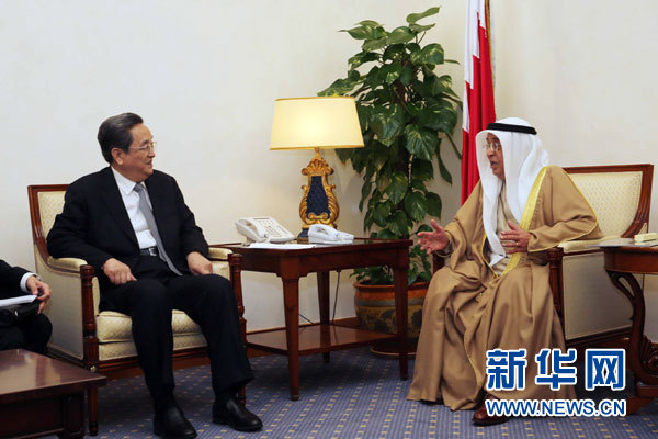 11月6日，正在巴林進(jìn)行正式友好訪問的全國政協(xié)主席俞正聲在麥納麥會見巴林副首相穆罕默德。 新華社記者劉衛(wèi)兵攝