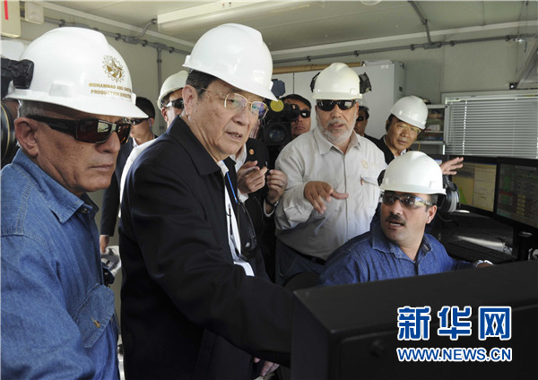 11月8日，正在約旦進(jìn)行正式友好訪問(wèn)的全國(guó)政協(xié)主席俞正聲在安曼參觀阿拉伯鉀肥公司。這是俞正聲在采鹽船上仔細(xì)詢問(wèn)開(kāi)采情況。 新華社記者 張鐸 攝