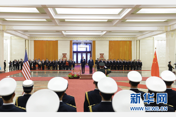 11月12日，國(guó)家主席習(xí)近平在北京人民大會(huì)堂舉行歡迎儀式，歡迎美國(guó)總統(tǒng)奧巴馬對(duì)中國(guó)進(jìn)行國(guó)事訪問。 新華社記者 馬占成 攝