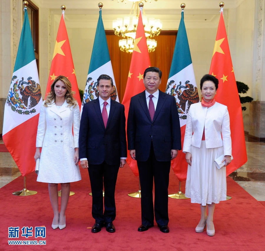 11月13日，國(guó)家主席習(xí)近平在北京人民大會(huì)堂北大廳舉行儀式，歡迎墨西哥總統(tǒng)培尼亞對(duì)中國(guó)進(jìn)行國(guó)事訪問(wèn)。這是習(xí)近平和夫人彭麗媛同培尼亞夫婦合影。 新華社記者 張鐸 攝