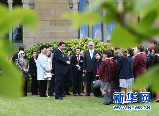 11月18日，國(guó)家主席習(xí)近平在澳大利亞塔斯馬尼亞州與朗塞斯頓市斯科奇－歐克伯恩小學(xué)的小學(xué)生共同植樹(shù)。新華社記者 馬占成 攝