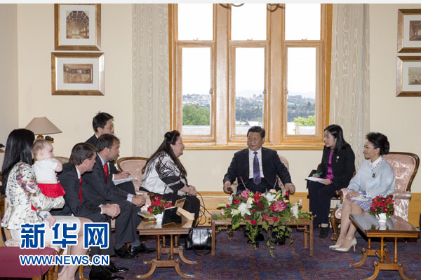 11月18日，國(guó)家主席習(xí)近平在澳大利亞塔斯馬尼亞州參觀(guān)訪(fǎng)問(wèn)。這是習(xí)近平看望已故塔斯馬尼亞州前州長(zhǎng)培根的家人。新華社記者 丁林 攝