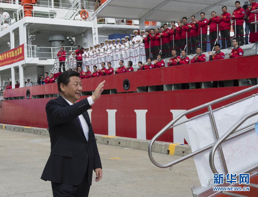 11月18日，正在澳大利亞塔斯馬尼亞州首府霍巴特訪問的中國國家主席習(xí)近平在澳大利亞總理阿博特陪同下參觀南極科考項目并慰問兩國科考人員。這是習(xí)近平在霍巴特港看望正在這里補給的“雪龍”號全體科考人員。新華社記者李學(xué)仁攝 