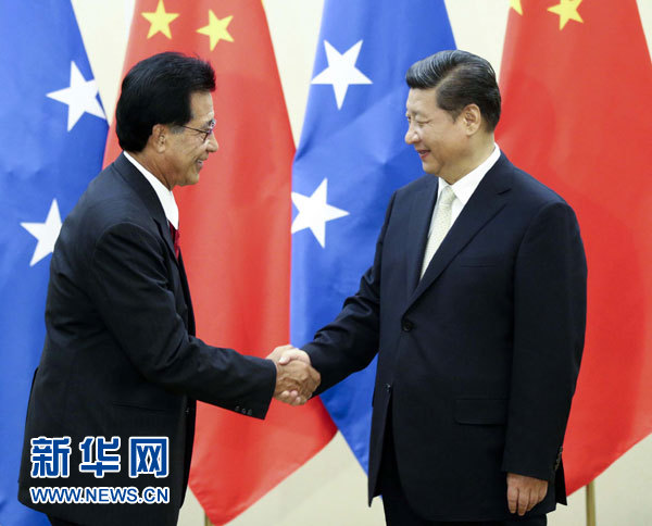 11月22日，中國國家主席習(xí)近平在斐濟(jì)楠迪會(huì)見密克羅尼西亞聯(lián)邦總統(tǒng)莫里。 新華社記者姚大偉攝 
