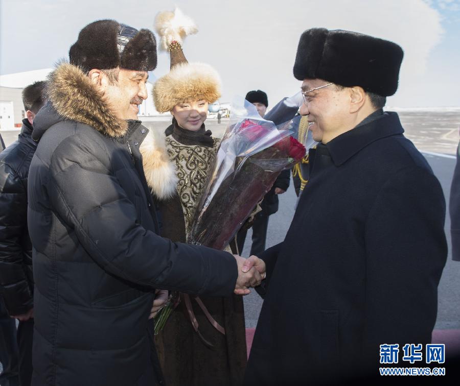 12月14日，應(yīng)哈薩克斯坦共和國總理馬西莫夫邀請，國務(wù)院總理李克強(qiáng)乘專機(jī)抵達(dá)阿斯塔納國際機(jī)場，開始對哈薩克斯坦進(jìn)行正式訪問，舉行中哈總理第二次定期會晤，并出席上海合作組織成員國政府首腦理事會第十三次會議。這是馬西莫夫到機(jī)場迎接李克強(qiáng)。新華社記者 黃敬文 攝