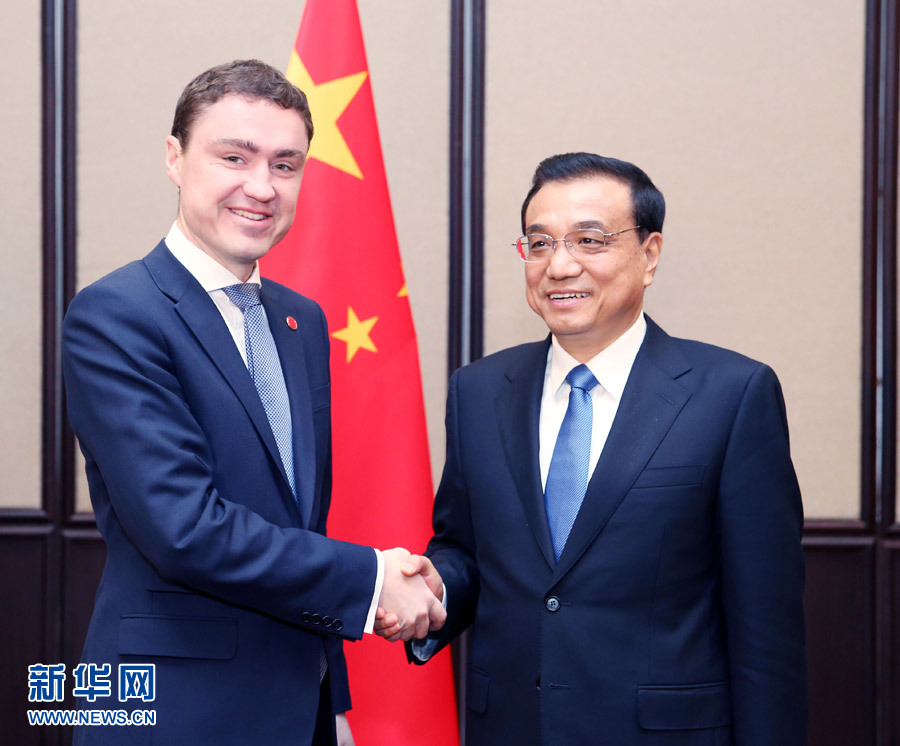 12月17日，中國國務(wù)院總理李克強(qiáng)在貝爾格萊德會(huì)見愛沙尼亞總理羅伊瓦斯。 新華社記者姚大偉攝 