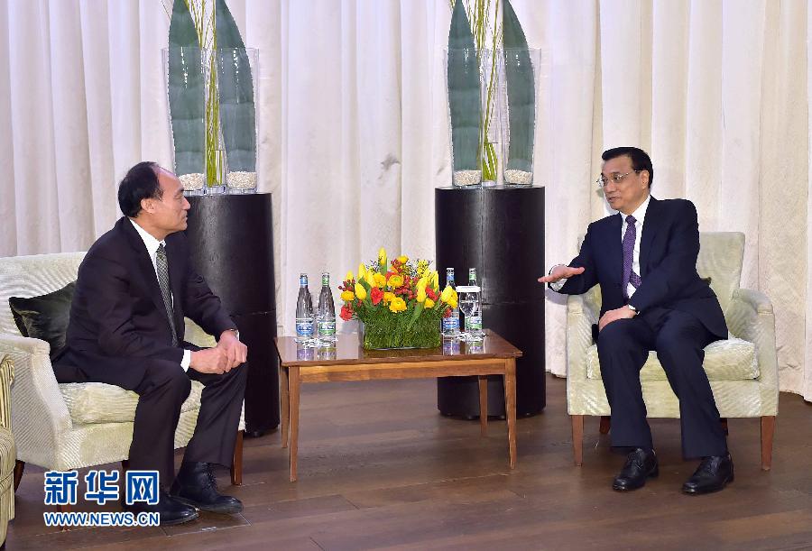 1月22日，中國國務院總理李克強在瑞士蘇黎世會見國際電信聯(lián)盟秘書長趙厚麟。 新華社記者 李濤 攝