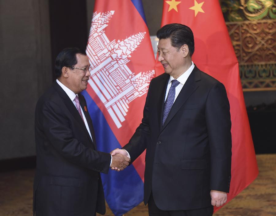 4月23日，國家主席習近平在雅加達會見柬埔寨首相洪森。新華社記者張鐸攝 