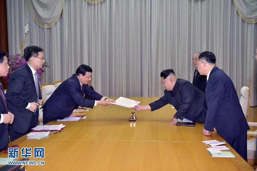 10月9日，中共中央政治局常委、中央書記處書記劉云山在平壤百花園迎賓館會見朝鮮勞動黨第一書記金正恩。這是劉云山向金正恩轉(zhuǎn)交習(xí)近平總書記的親署函。新華社記者 李濤 攝