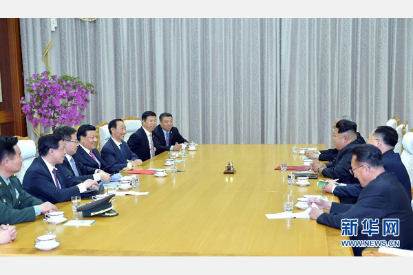 10月9日，中共中央政治局常委、中央書記處書記劉云山在平壤百花園迎賓館會見朝鮮勞動黨第一書記金正恩。 新華社記者 李濤 攝 