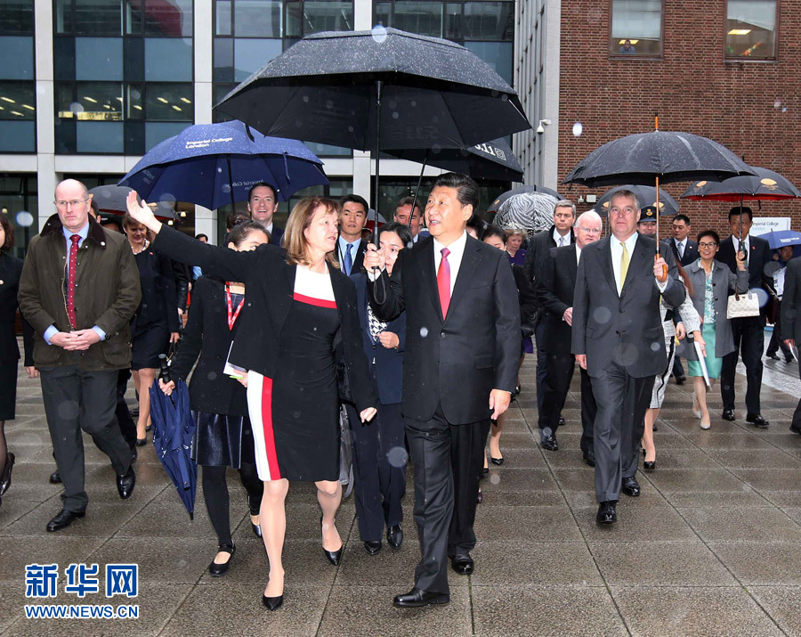 10月21日，國(guó)家主席習(xí)近平在倫敦參觀帝國(guó)理工學(xué)院。 新華社記者姚大偉 攝