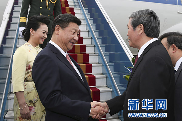 11月5日，中共中央總書記、國家主席習(xí)近平抵達(dá)越南首都河內(nèi)，開始對越南進(jìn)行國事訪問。這是越南高級官員到機(jī)場迎接習(xí)近平和夫人彭麗媛。新華社記者蘭紅光攝 