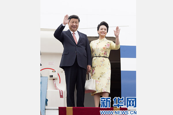 11月5日，中共中央總書記、國家主席習(xí)近平抵達(dá)越南首都河內(nèi)，開始對越南進(jìn)行國事訪問。這是習(xí)近平和夫人彭麗媛步出艙門向歡迎人群揮手致意。新華社記者 李學(xué)仁 攝