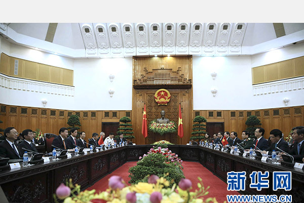 11月5日，中共中央總書記、國(guó)家主席習(xí)近平在河內(nèi)同越南總理阮晉勇舉行會(huì)談。 新華社記者 蘭紅光 攝