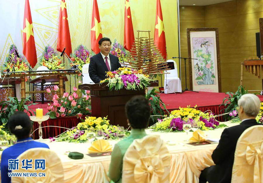 11月5日，中共中央總書記、國家主席習近平和夫人彭麗媛出席越共中央總書記阮富仲和越南國家主席張晉創(chuàng)在河內(nèi)國際會議中心舉行的盛大歡迎晚宴。新華社記者 龐興雷 攝 