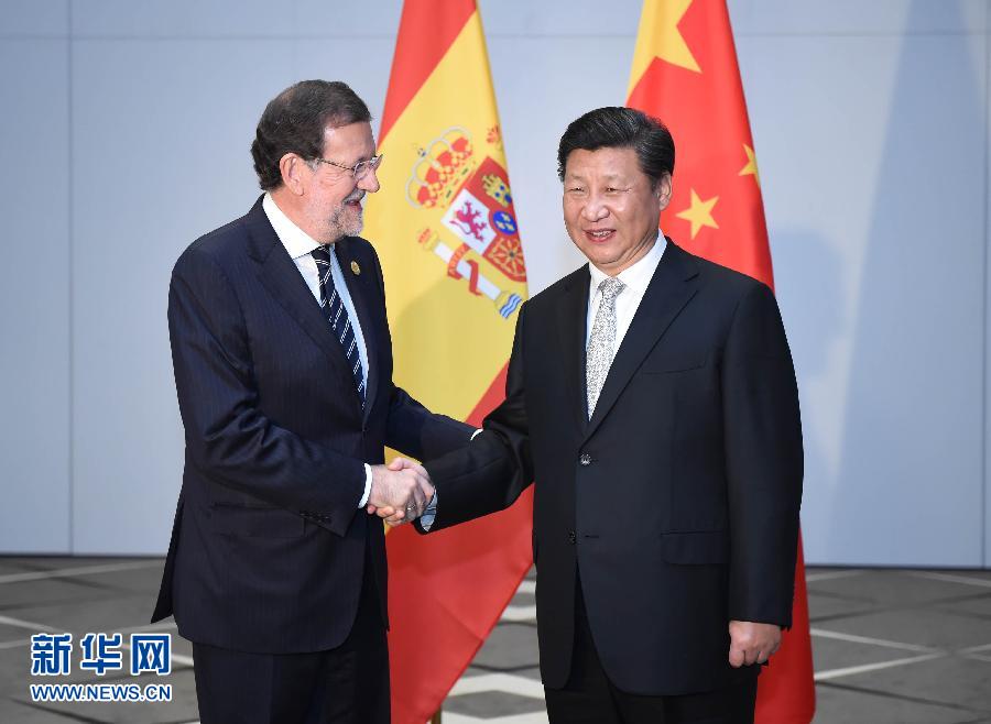 11月16日，國(guó)家主席習(xí)近平在土耳其安塔利亞會(huì)見西班牙首相拉霍伊。 新華社記者 張鐸 攝