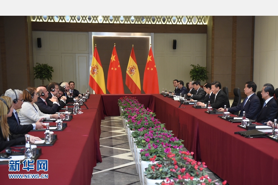 11月16日，國(guó)家主席習(xí)近平在土耳其安塔利亞會(huì)見西班牙首相拉霍伊。 新華社記者 張鐸 攝