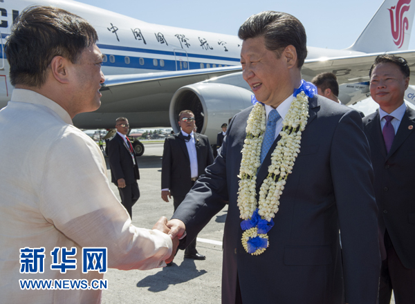11月17日，國家主席習(xí)近平抵達(dá)菲律賓首都馬尼拉尼諾·阿基諾國際機(jī)場，出席即將舉行的亞太經(jīng)合組織第二十三次領(lǐng)導(dǎo)人非正式會(huì)議。菲律賓高級官員到機(jī)場迎接習(xí)近平主席。新華社記者李學(xué)仁攝