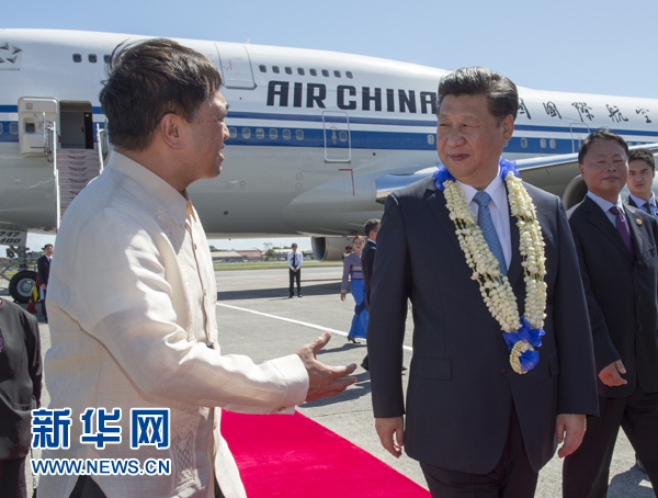 11月17日，國家主席習(xí)近平抵達(dá)菲律賓首都馬尼拉尼諾·阿基諾國際機(jī)場，出席即將舉行的亞太經(jīng)合組織第二十三次領(lǐng)導(dǎo)人非正式會(huì)議。菲律賓高級官員到機(jī)場迎接習(xí)近平主席。新華社記者李學(xué)仁攝