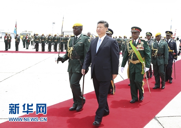12月1日，中國國家主席習(xí)近平乘專機(jī)抵達(dá)津巴布韋首都哈拉雷，開始對(duì)津巴布韋進(jìn)行國事訪問。津巴布韋總統(tǒng)穆加貝在機(jī)場舉行隆重歡迎儀式。這是習(xí)近平檢閱儀仗隊(duì)。新華社記者 黃敬文 攝 