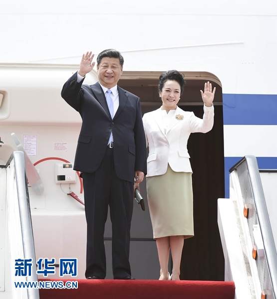 12月1日，中國國家主席習(xí)近平乘專機(jī)抵達(dá)津巴布韋首都哈拉雷，開始對(duì)津巴布韋進(jìn)行國事訪問。津巴布韋總統(tǒng)穆加貝在機(jī)場舉行隆重歡迎儀式。這是習(xí)近平和夫人彭麗媛向歡迎人群揮手致意。新華社記者 謝環(huán)馳 攝 