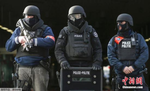 布魯塞爾全副武裝的警察。