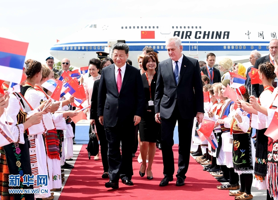 6月17日，國家主席習(xí)近平乘專機(jī)抵達(dá)貝爾格萊德，開始對塞爾維亞共和國進(jìn)行國事訪問。習(xí)近平和夫人彭麗媛在機(jī)場受到塞爾維亞總統(tǒng)尼科利奇夫婦的熱情迎接。新華社記者 饒愛民 攝