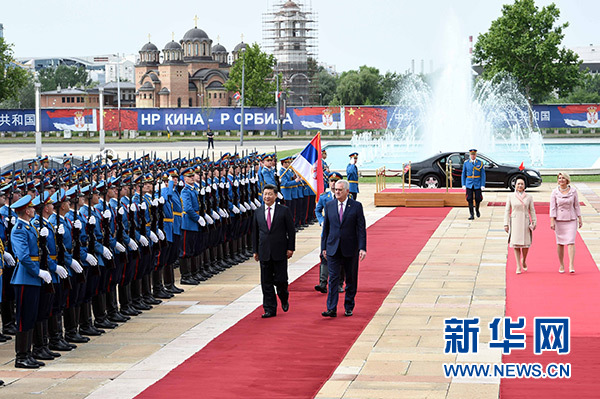 6月18日，國家主席習(xí)近平出席塞爾維亞總統(tǒng)尼科利奇在貝爾格萊德舉行的隆重歡迎儀式。 新華社記者饒愛民攝