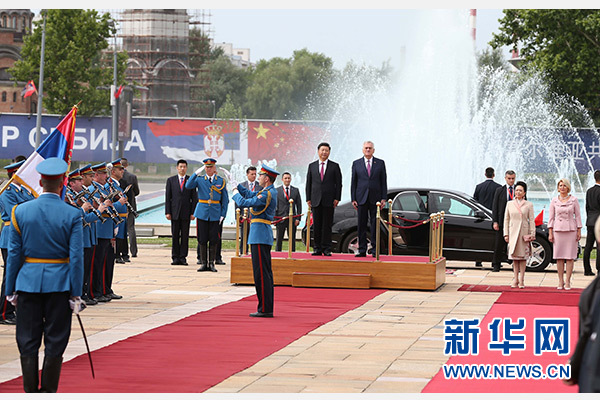  6月18日，國家主席習(xí)近平出席塞爾維亞總統(tǒng)尼科利奇在貝爾格萊德舉行的隆重歡迎儀式。 新華社記者馬占成攝