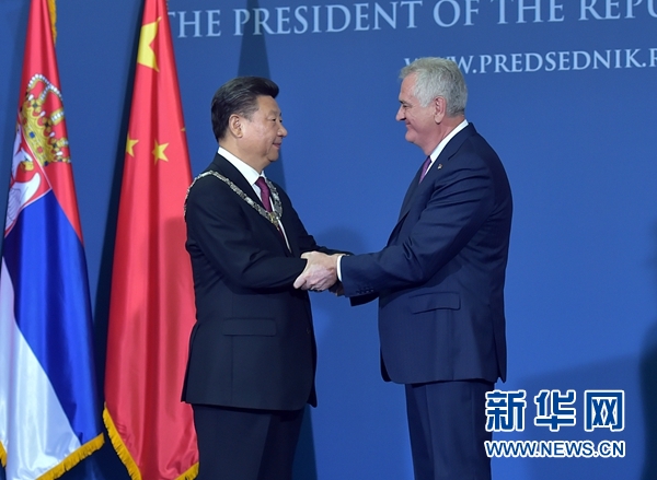 6月18日，國家主席習(xí)近平在貝爾格萊德同塞爾維亞總統(tǒng)尼科利奇舉行會談。會談后，尼科利奇向習(xí)近平授予塞爾維亞最高級別勛章“共和國一級榮譽勛章”，感謝習(xí)近平為中塞關(guān)系發(fā)展作出的杰出貢獻。新華社記者 李濤 攝 