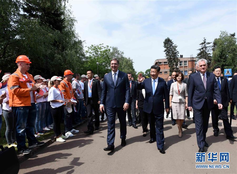 6月19日上午，國家主席習近平在貝爾格萊德參觀河鋼集團塞爾維亞斯梅代雷沃鋼廠。習近平抵達時，塞爾維亞總統(tǒng)尼科利奇、總理武契奇在停車處熱情迎接。鋼廠工人和家屬、當?shù)厥忻駭?shù)千人夾道歡迎。新華社記者 饒愛民 攝