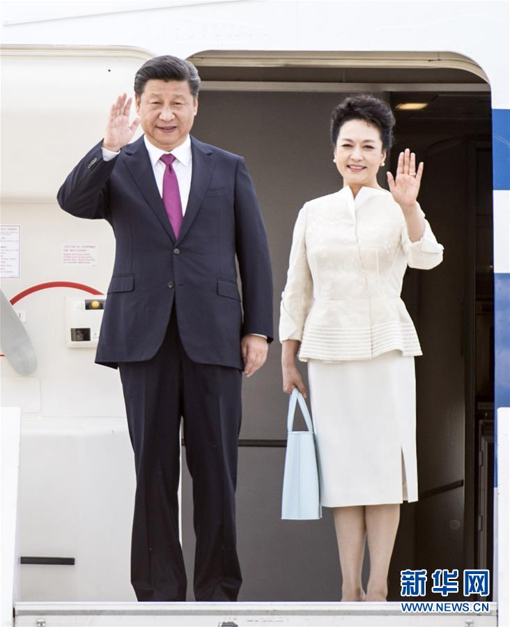 6月19日，國家主席習近平抵達華沙，開始對波蘭共和國進行國事訪問。這是習近平和夫人彭麗媛步出艙門。 新華社記者 謝環(huán)馳 攝 