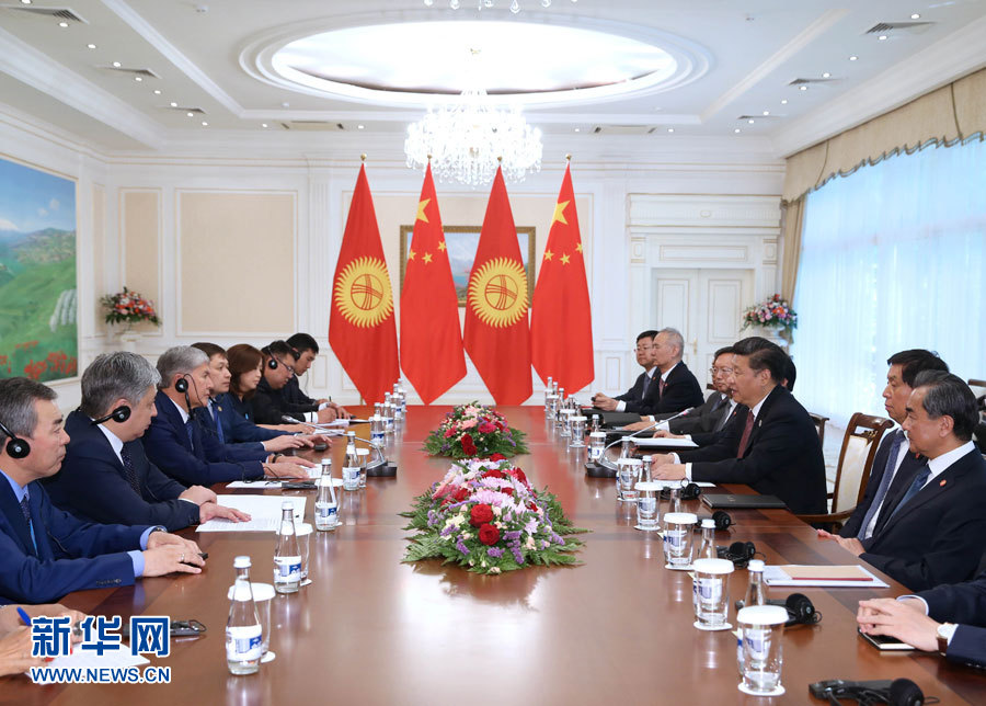 6月24日，國(guó)家主席習(xí)近平在烏茲別克斯坦塔什干會(huì)見(jiàn)吉爾吉斯斯坦總統(tǒng)阿坦巴耶夫。 新華社記者 馬占成 攝
