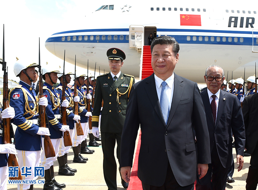10月13日，國家主席習(xí)近平乘專機(jī)抵達(dá)金邊國際機(jī)場，開始對柬埔寨王國進(jìn)行國事訪問。柬埔寨副首相兼王宮事務(wù)大臣貢桑奧親王和夏卡朋親王、阿倫公主等在舷梯旁熱情迎接習(xí)近平主席。新華社記者　謝環(huán)馳　攝