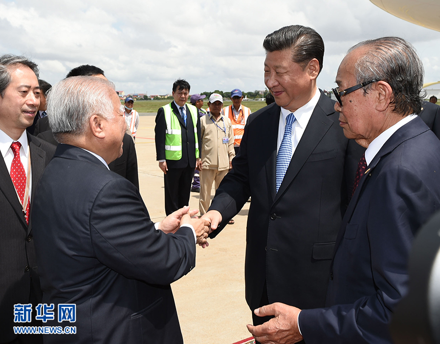 10月13日，國家主席習(xí)近平乘專機(jī)抵達(dá)金邊國際機(jī)場，開始對柬埔寨王國進(jìn)行國事訪問。柬埔寨副首相兼王宮事務(wù)大臣貢桑奧親王和夏卡朋親王、阿倫公主等在舷梯旁熱情迎接習(xí)近平主席。新華社記者　謝環(huán)馳　攝