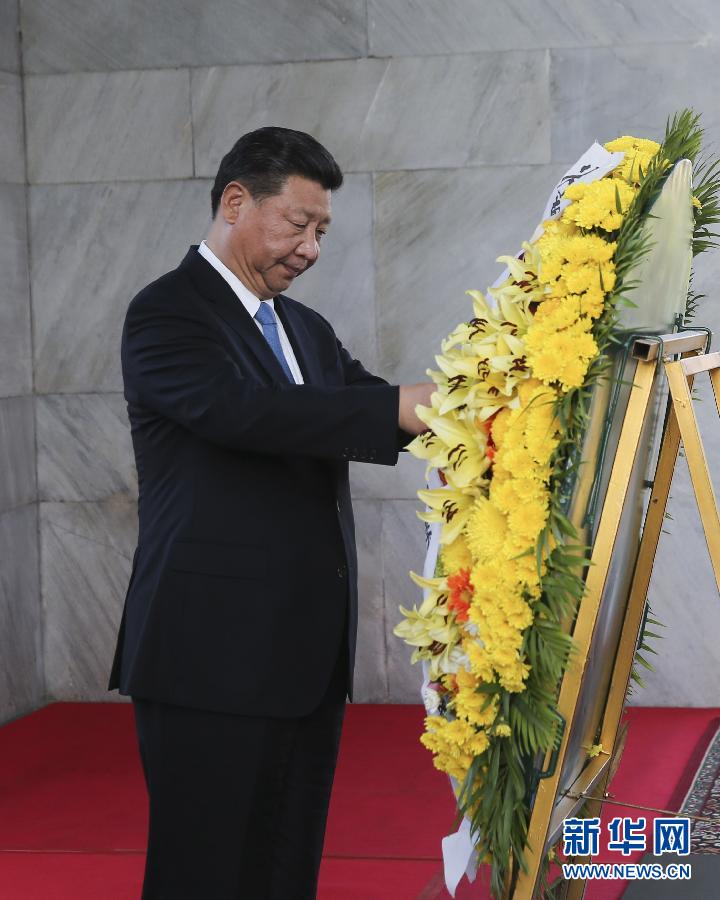 10月13日，國家主席習近平在金邊同柬埔寨首相洪森舉行會談。會談前，習近平向柬埔寨獨立紀念碑獻花圈。 新華社記者丁林攝 