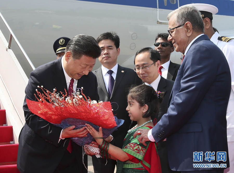 10月14日，國家主席習(xí)近平抵達(dá)達(dá)卡，開始對孟加拉人民共和國進(jìn)行國事訪問。這是習(xí)近平接受孟加拉國兒童獻(xiàn)花。 新華社記者 蘭紅光 攝