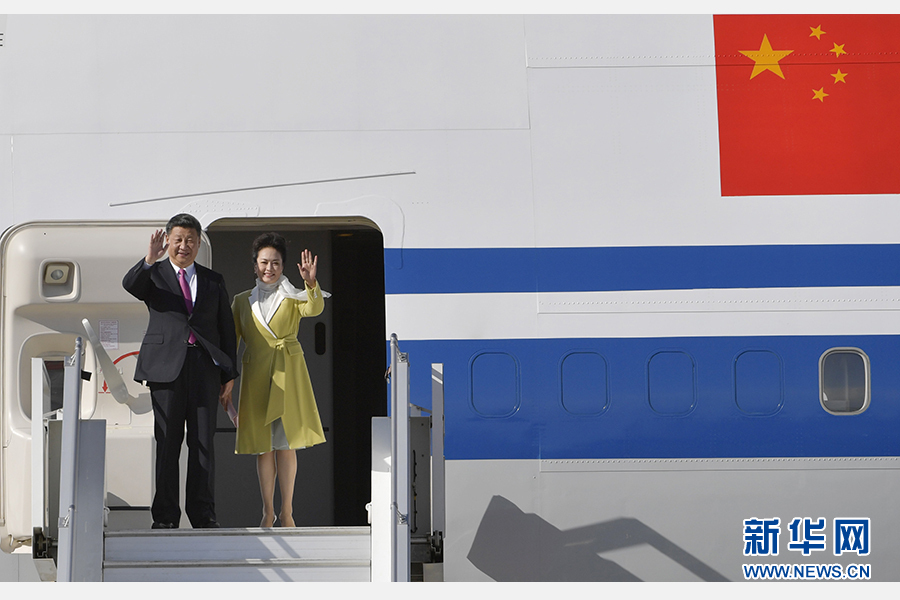 當?shù)貢r間11月17日，國家主席習(xí)近平乘專機抵達基多，開始對厄瓜多爾共和國進行國事訪問。這是習(xí)近平與夫人彭麗媛向歡迎人群揮手致意。新華社記者 王曄 攝 